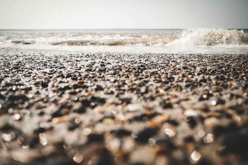 Angespülte Steine aus der Nordsee am Henne Strand an der Dänischen Nordseeküste