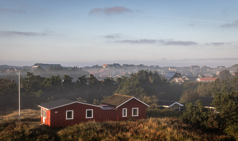 Ferienhaus an der Dänischen Nordseeküste im Morgennebel