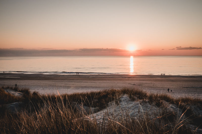 Sonnenuntergang über der Nordsee in den Dünen von Henne Strand