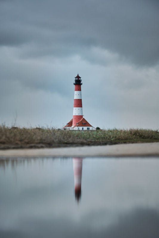 Spiegelung des Westerhever Leuchtturms in einer Pfütze inklusive Mini Workshop an der Pfütze